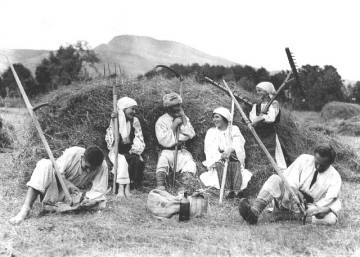 Harvest_time_in_Romania,_1920